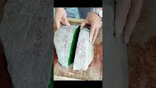 一刀切出来了帝王绿翡翠原石 #翡翠赌石 #翡翠 #古玉收藏 #翡翠加工 #crystals #翡翠直播 #jade #handmade #帝王紫翡翠 #diy