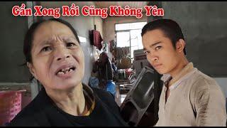 Khổ thân Cu Nhỏ, gần xong nhà rồi mà cũng không yên với Dì Minh