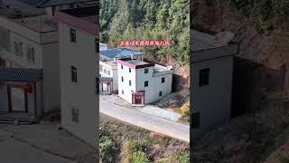 农村这户人建房竟然反向开门，亲戚过来都得原地打转，第一次见