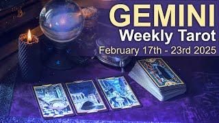 GEMINI "CHOOSE WISELY: THIS LOOKS TOO GOOD TO MISS!" Weekly Tarot Reading February 17th-23rd 2025