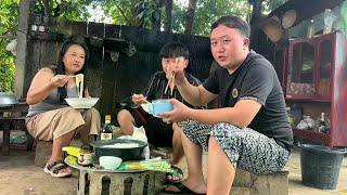 Before returning home  the Chinese brother-in-law made the last delicious meal for the Lao brothers