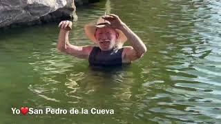 El Pinto se da un baño en los peñascos colorados para quitarse el calor en San Pedro de la Cueva