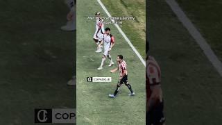 Alan Mozo se enoja con sus compañeros en el partido de Chivas vs Atlas y Jeremy Márquez se ríe