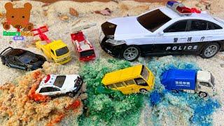 Diecast Cars in Colorful Sands! Big Police Car looks for the Cars!【Kuma's Bear Kids】