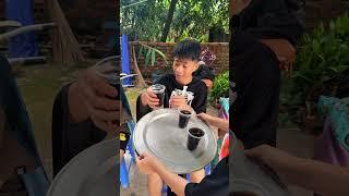 CÔ BÉ CHIA SẺ COCA VỚI GIA ĐÌNH CỦA MÌNH - THE GIRL SHARES COCA WITH HER FAMILY #shorts