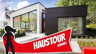 Haustour: Moderner Fertighaus Bungalow mit spektakulärer Architektur von Luxhaus | Hausbau Helden