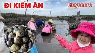 Huyền Hrê và cả nhóm trải nghiệm mò con vật lạ