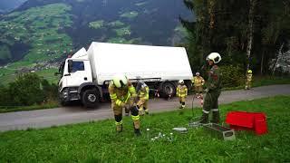 LKW drohte abzustürzen: Stundenlanger Einsatz in Aschau/Zillertal