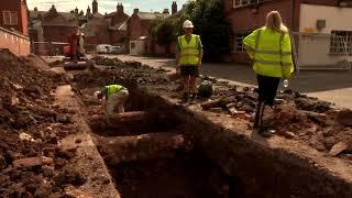 The moment Richard III's lower leg bone was uncovered