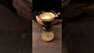 Kouzlo latte artu v clever dripperu. 🪄
