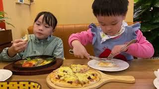 Kids eating pizza in house