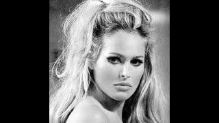 URSULA ANDRESS    PHOTOS ACTRESS