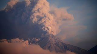 Il vulcano Fuego in Guatemala erutta: le autorità chiedono l'evacuazione di 30.000 persone
