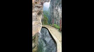 悬崖上的“红旗渠”，在没有大型机械辅助的年代，全靠人工用铁锤和钢钎耗时三年开凿而成，老一辈劳动人民的伟大工程！#重庆武隆#挂壁水渠#悬崖峭壁#震撼