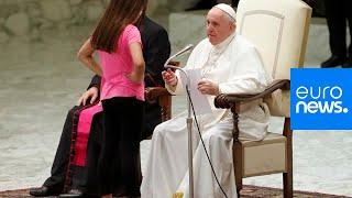 Le pape François interrompu par une jeune fille pendant son audience