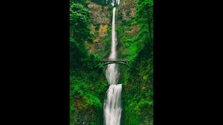 Wasserfall begleitet von angenehmen Piano klängen.