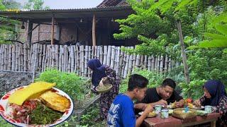 sederhana tapi nikmat, membuat sambel matah teri goreng,kenikir rebus, kerupuk , masakan desa