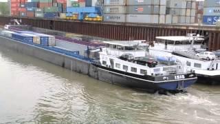 Containerschiffe im Hafen von Düsseldorf