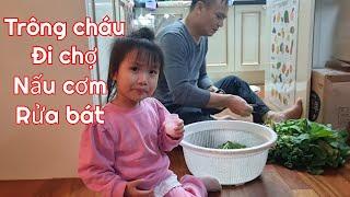 Khi có anh trai làm bảo mẫu, việc trong nhà cứ đâu vào đấy