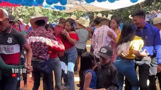 Mira que bien baila esta pareja de azul y amarillo disfrutando de este bailecito poshte Chiquimula