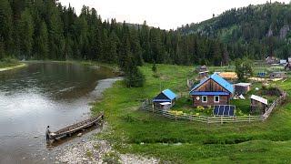 Weit weg von der Zivilisation in Russland. Abgelegenes Taiga-Dorf ohne Straßen und Kommunikation