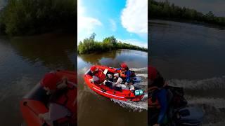 Пока все спят, владелец лодки уже …