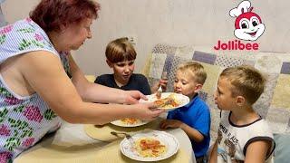 THE KIDS FELL IN LOVE WITH FILIPINO SPAGHETTI ALA JOLLIBEE!