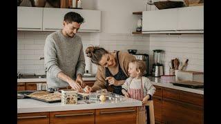 Dokumentarische Familienfotografie in der Weihnachtszeit - ungestellt und emotional