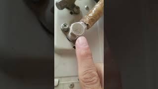 تصليح مكيف هواء يخرج منه هواء حار