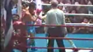 Boxer Samart amazingly dodging about 15 punches and then knocksout oppponent