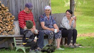 How a big family lives a happy life in a mountain village far from civilization