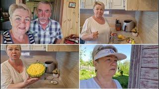 МЫ ВСЁ КОСИМ. ДЕЛАЮ САЛАТ "ПАРИЖ В СНЕГУ" И ЕДЕМ К КРЫМЧАНАМ НА ОБЕД.