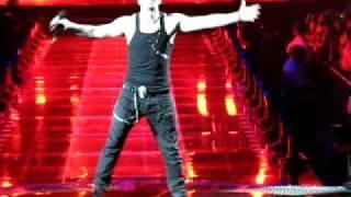 Donnie Wahlberg booty dances