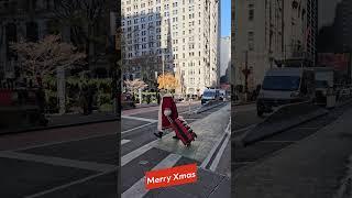 Santa's Big City Adventure: Exploring New York with His Magical Suitcase!