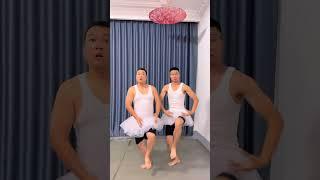 This ballet is so difficult. I laugh every time I watch it. Brother Pai Gu with an umbrella