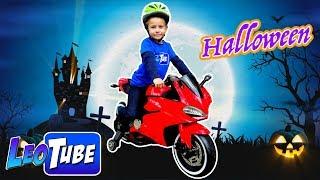 Halloween a toda velocidad con la Moto eléctrica de Leo