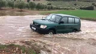 TOYOTA LAND CRUISER 95 CROSSING RIVER WATER PROOFF OFF ROAD EXTREME