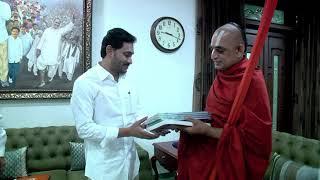 Tridandi Chinjiyar Swami met CM YS Jagan at his residence for inviting Sahasrabhi Mahotsavalu at HYD