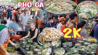 Khách đứng xếp hàng chật kính cả khúc đường chờ đợi ăn tô phở gà 2k bao no.