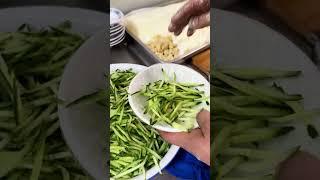 河南美食手工面皮，吃着软糯劲道，一碗面皮清爽一夏。#人间烟火 #河南特色美食 #面皮#凉皮#河南美食