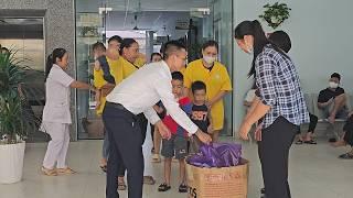 True Love: Kind Engineer Happy to Bring Joy to Sick Children During Mid-Autumn Festival