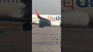 Boeing-737 taxing  |Fly Dubai |#ytshots #shortsviral #trending #dubai #delhiairpot #amazingplanes