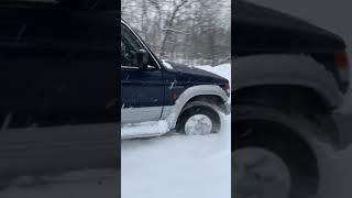 Паджерик за 250 тысяч ? Или Нива за 150 ? Паджеро валит сквозь снег. Блокировка заднего моста.