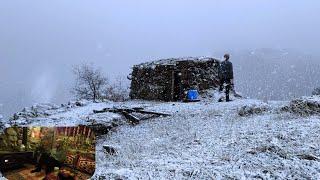 Yoğun kar altında dağ evinde yaşam. Life in a shelter under heavy snow #camping#snowfall#bushcraft