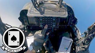 USMC, Pik-Ass. AV-8B Harrier II-Kampfflugzeug. Im Cockpit bei Übungen.