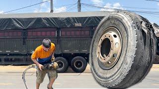 Replace the spare tire of the container truck that exploded