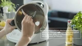 Wie setze ich das Mixmesser ein und den Mixtopf zusammen?