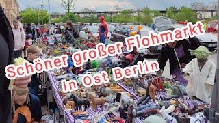 random in Berlin, schöner großer Flohmarkt in Ost Berlin