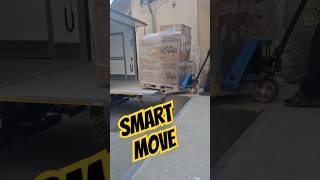 Small Gap? No Problem for a Smart Trucker  #truck #driver #camion #automobile #fahrer #bigrig #lkw