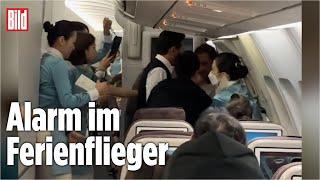 Schockmoment im Flugzeug: Mann will Tür öffnen